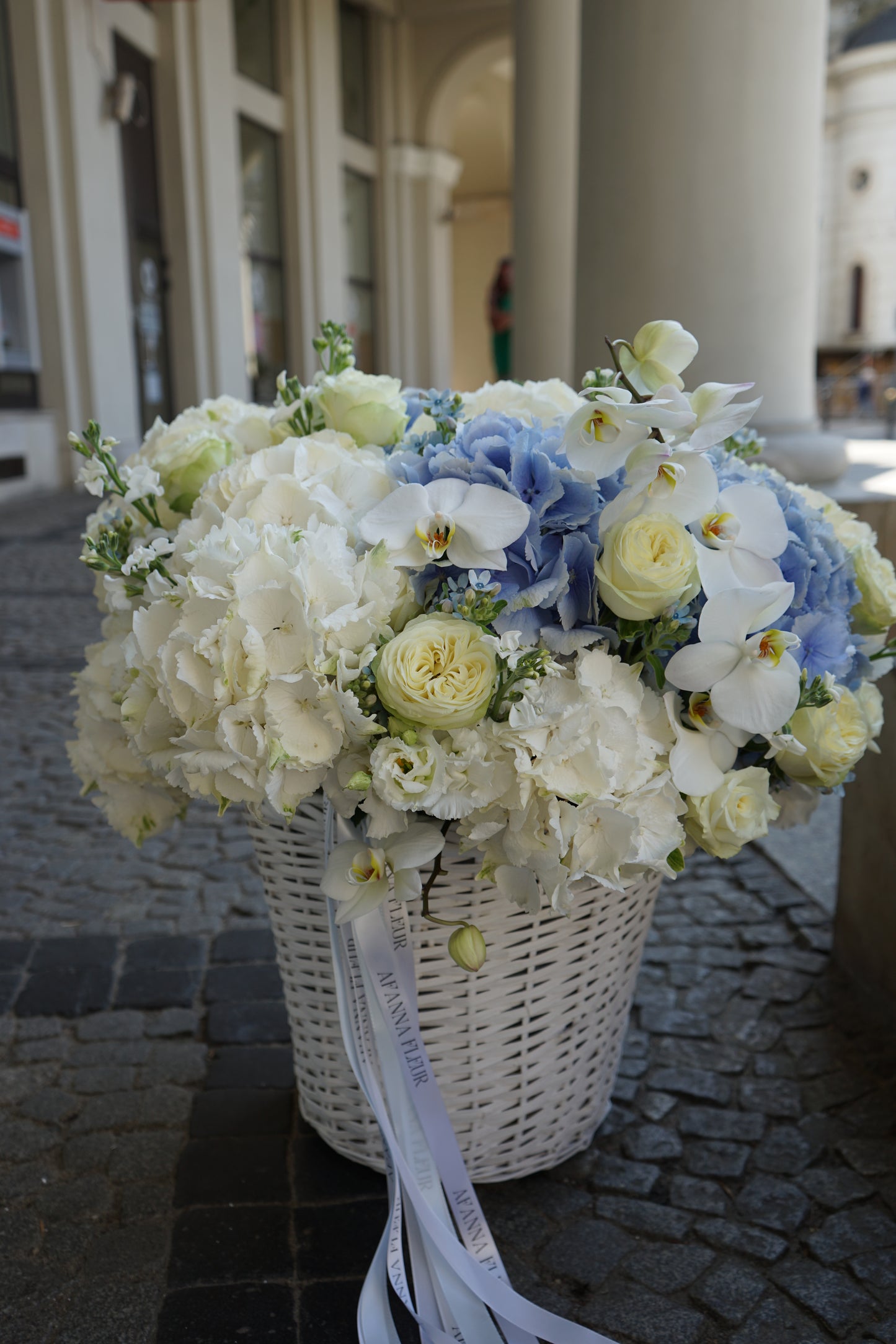 Корзина цветов "White Blue Cloud"