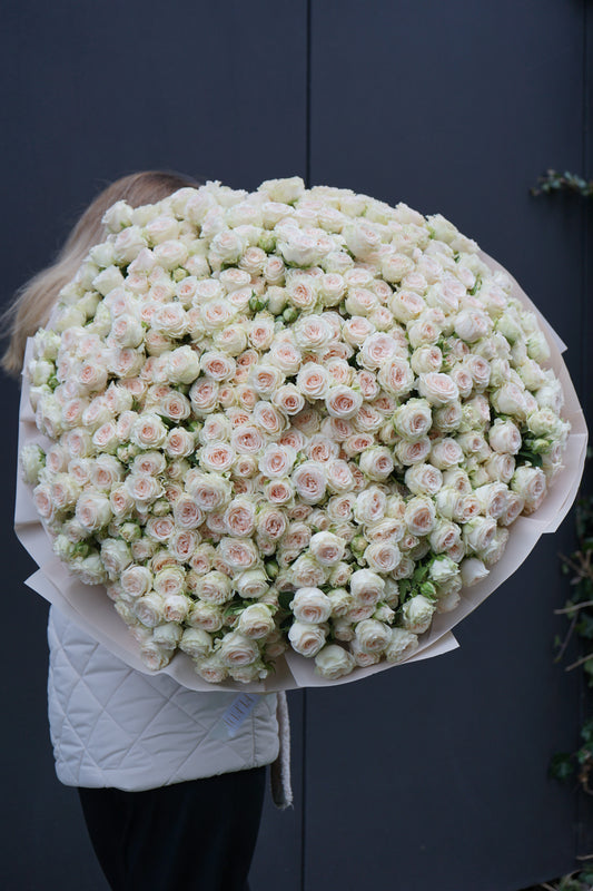 Bukiet kremowych gałązkowych róż