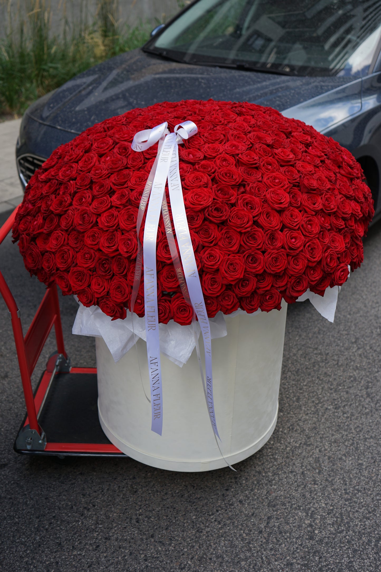 Красные розы в коробке