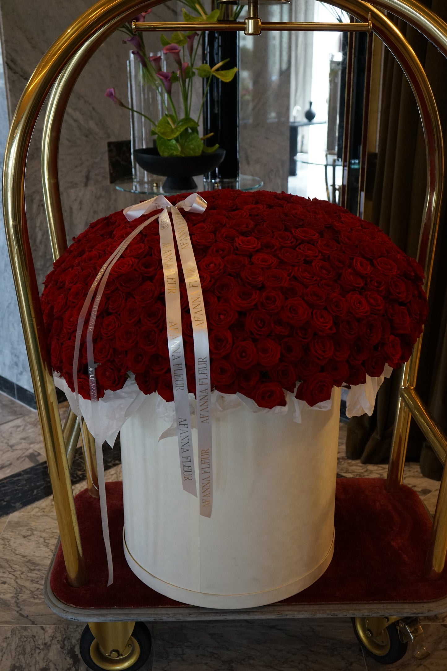 Красные розы в коробке