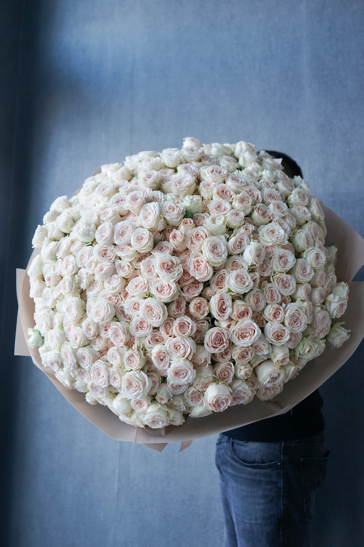 Bukiet kremowych gałązkowych róż