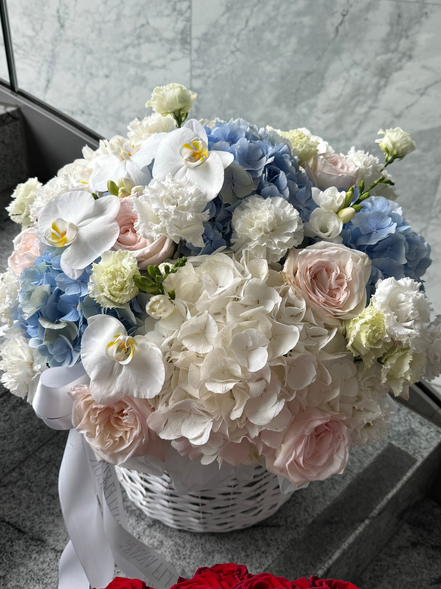 Корзина цветов "White Blue Cloud"