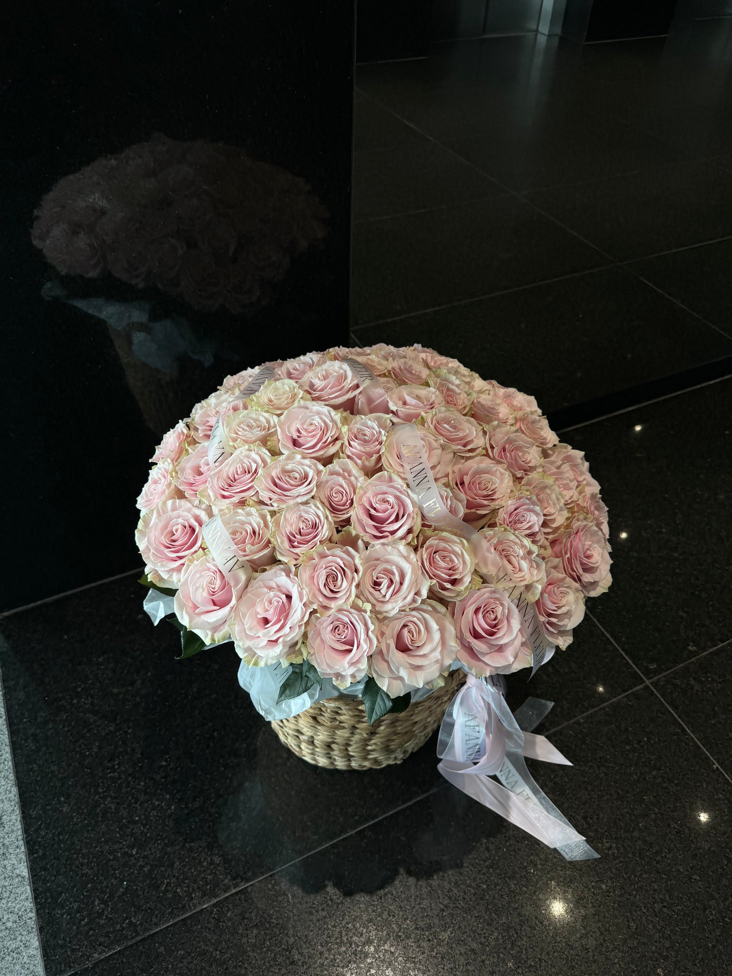 Корзина нежно розовых роз